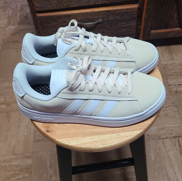 Adidas - Picture 2 of 5